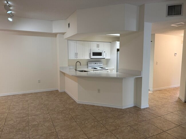 Building Photo - 3020 Alcazar Pl