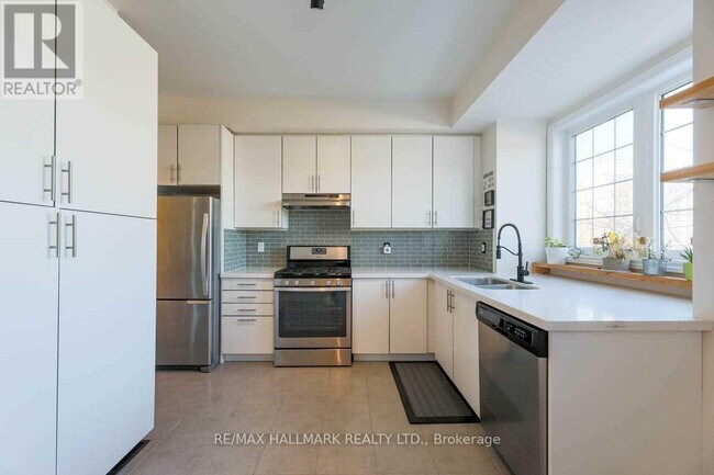 Photo du bâtiment - 3757a St Clair Ave E