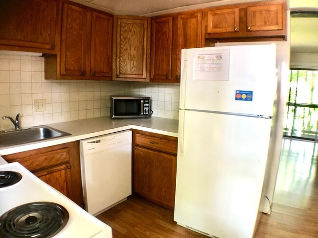 Building Photo - $1,200 - 2 Bed/1 Bath Private area near th...