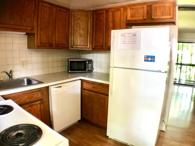 Building Photo - $1,200 - 2 Bed/1 Bath Private area near the Oval