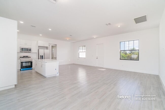 Building Photo - 15633 Lakeland Cir