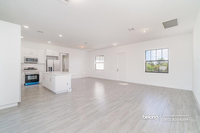 Foto del edificio - 15633 Lakeland Cir