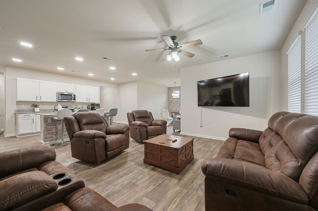 Building Photo - 157 Clear Stream Dr