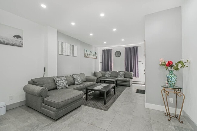 Building Photo - 479 Putnam Ave