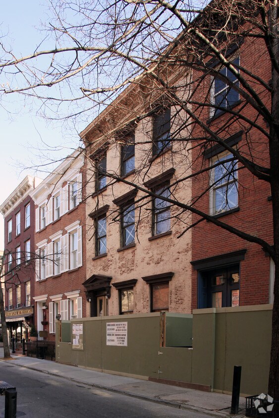 Foto del edificio - 245 W Fourth St