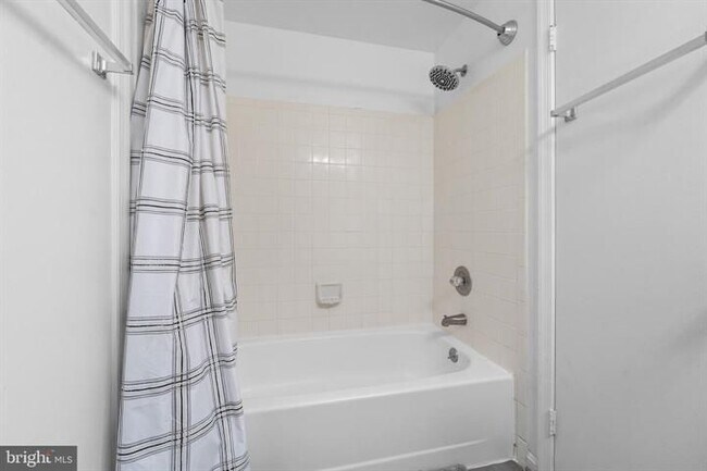 Building Photo - 3521 Easton Dr