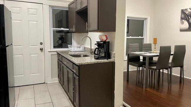 Foto del edificio - 1446 E 115th St