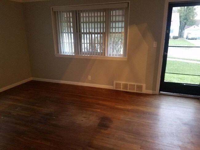 Foto del edificio - 22906 Firwood Ave