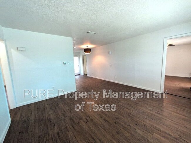 Foto del edificio - 3413 Lynridge Dr