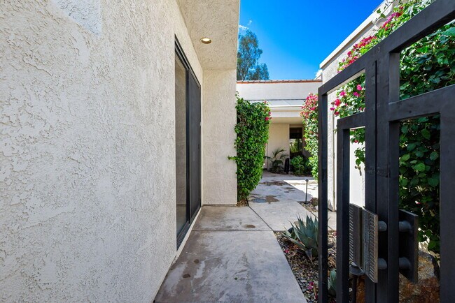 Building Photo - 829 Inverness Dr