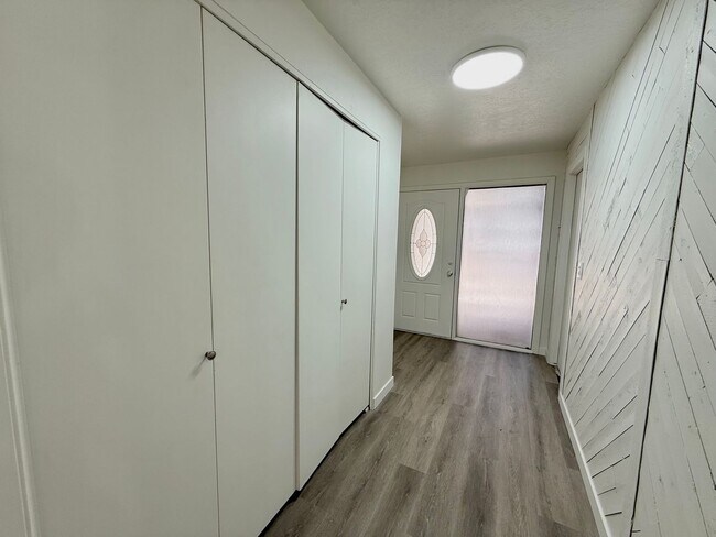 Building Photo - Open House June 20th | 3 Bedroom Townhome in Holladay