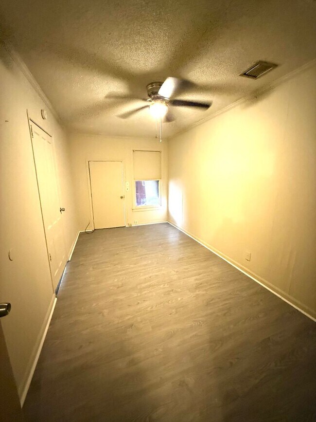 Foto del edificio - **1 Bed 1 Bath Duplex Rent Ready** Call our self-showing number to schedule a tour 334-366-9198 (...