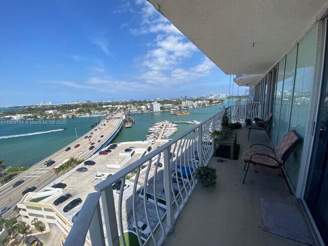 Foto del edificio - 7601 E Treasure Dr