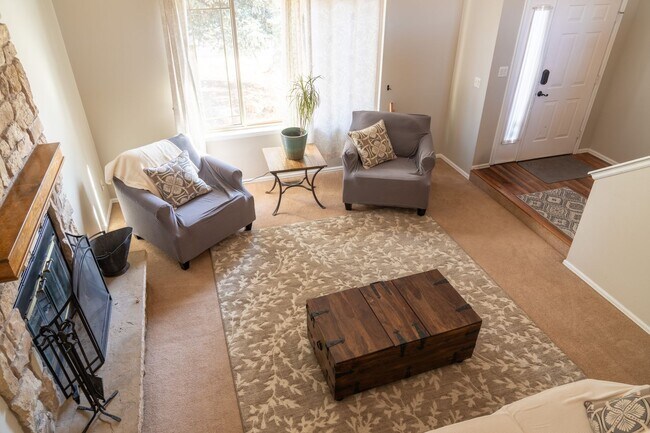 Foto del edificio - Fully Furnished 4 Bedroom Home Near Quail Lake!!!! MUST SEE!