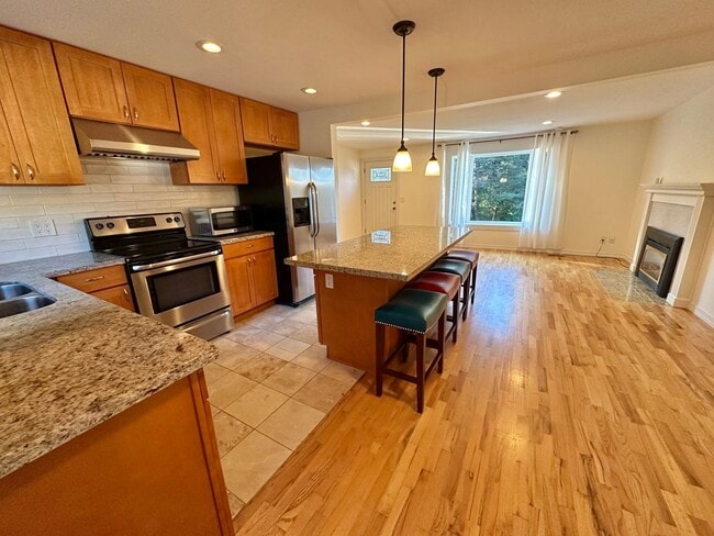 Building Photo - Beautiful Rambler in the desired Edmonds N...