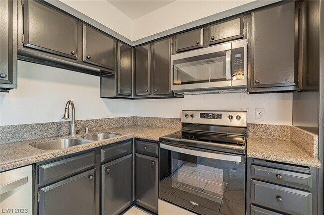 Foto del edificio - 544 Oakbrook Ln