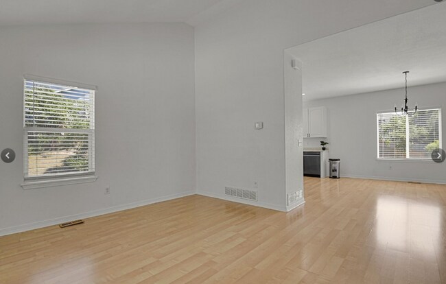 Foto del edificio - Long Realty & Property Management - Well Maintained 4 Bedroom Home in East Aurora