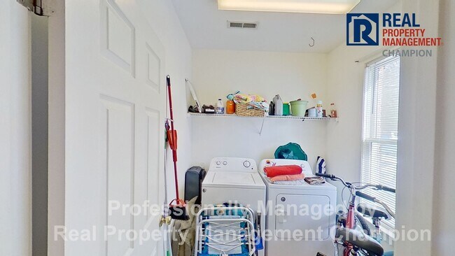 Foto del edificio - Adorable 2 BD Townhome with Private Patio