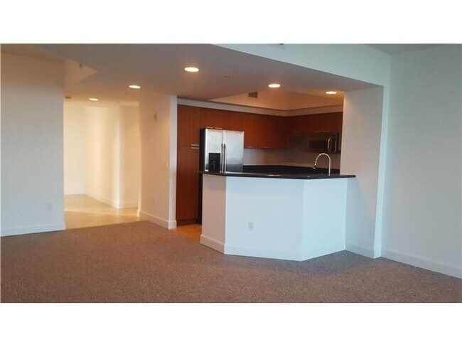 Foto del edificio - 15051 Royal Oaks Ln