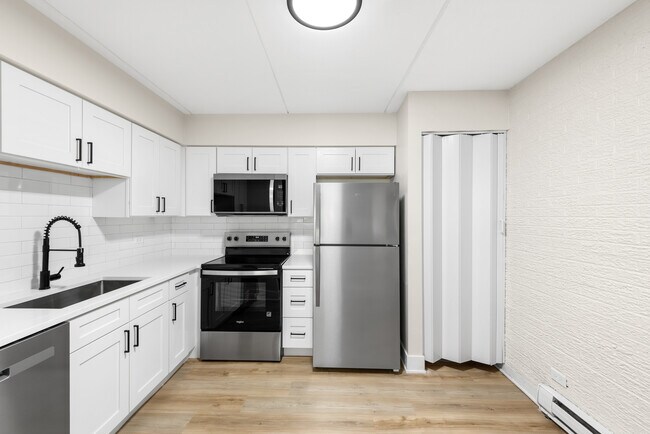 Foto del edificio - 9911 W 58th St