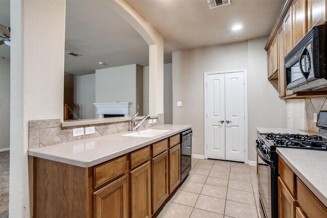 Building Photo - Simply gorgeous DR Horton town home locate...