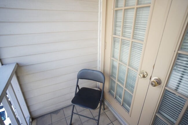 Building Photo - Quiet 2/2 Furnished Condo in West Campus