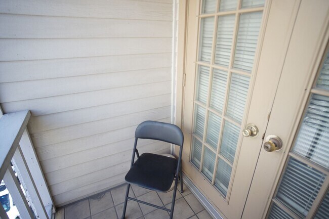 Foto del edificio - Quiet 2/2 Furnished Condo in West Campus