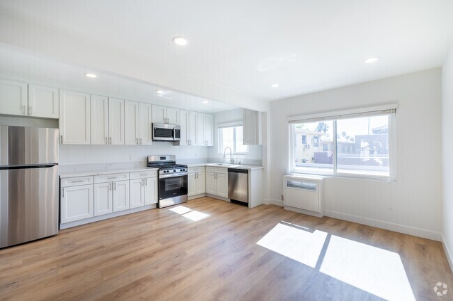 2 habitaciones, 2 baños - 970 pies cuadrados - Comedor - Bright & Spacious Renovated Apartments – Prime West Hollywood Location