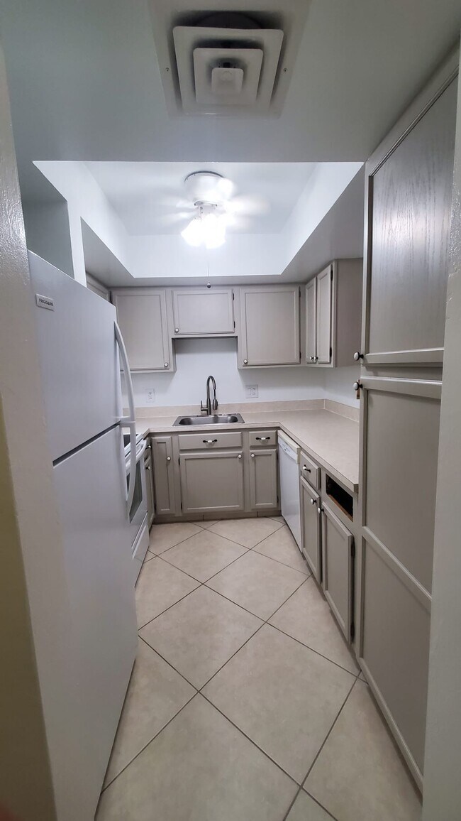 Foto del edificio - 105 S Riverside Dr