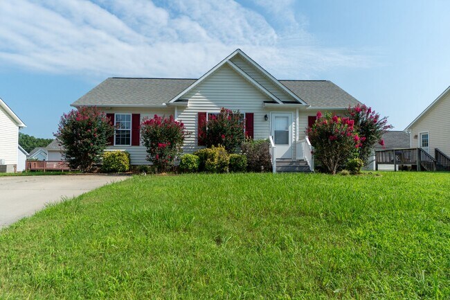 Foto del edificio - Beautiful one-level 3-Bedroom 2-Bath Ranch...