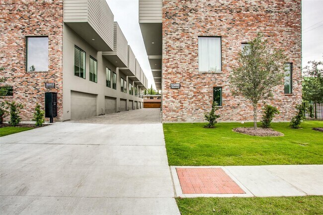 Foto del edificio - Modern Townhome with Gated Private Lawn & Dual Primary Suites & 2-Car Garage | Knox-Henderson / L...