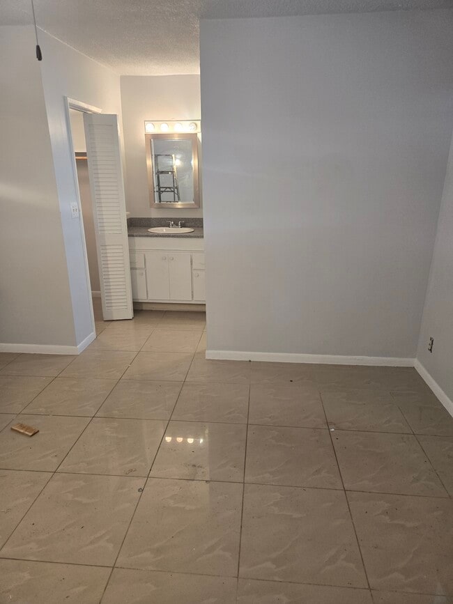 Dormitorio y baño principal - 490 SE 19th Ave