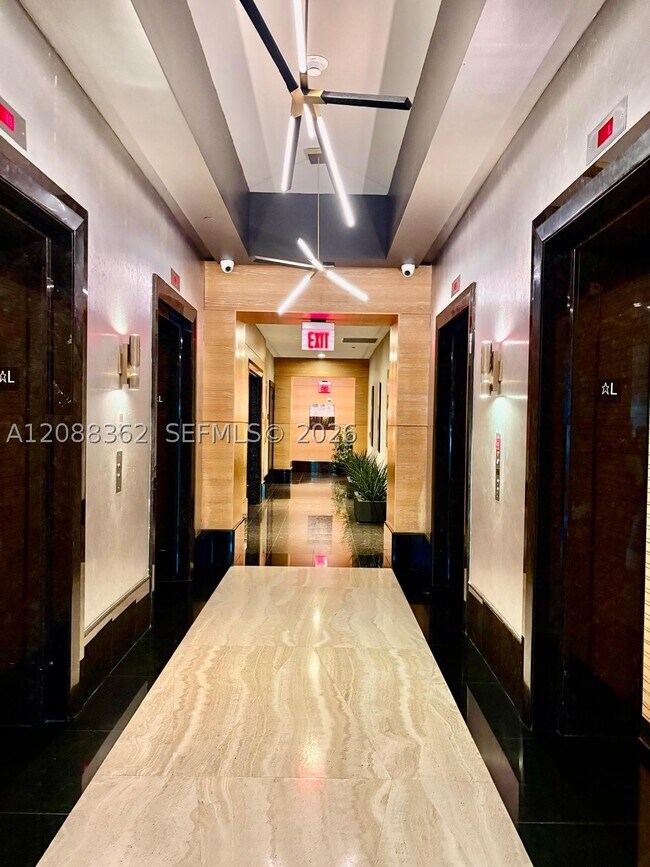 Building Photo - 950 Brickell Bay Dr
