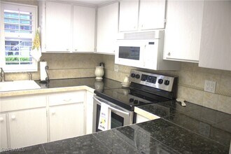 Building Photo - 200 Valley Stream Dr