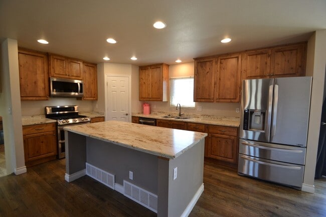 Foto del edificio - 4 Bed 3 Bath Home in District 20!