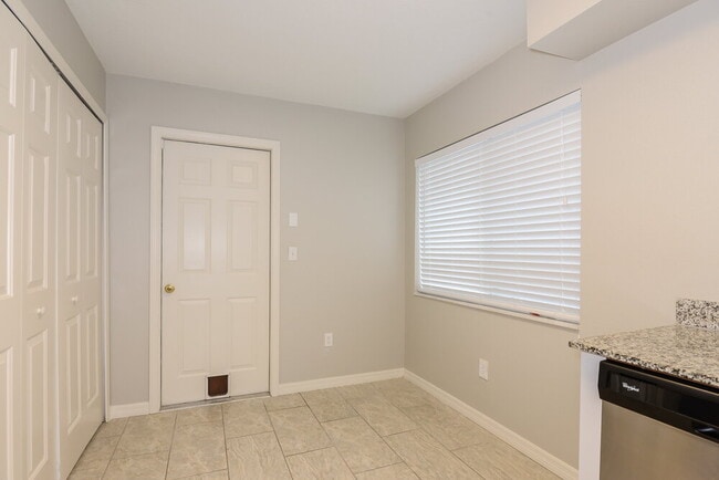 Building Photo - 30932 Midtown Ct
