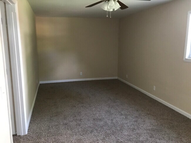 Building Photo - Gorgeous 3 Bedroom with Fireplace!