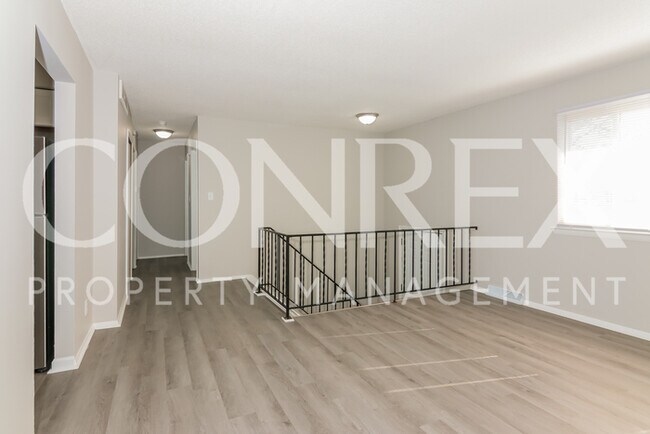 Building Photo - 4 Bedroom, Bi-level Beauty