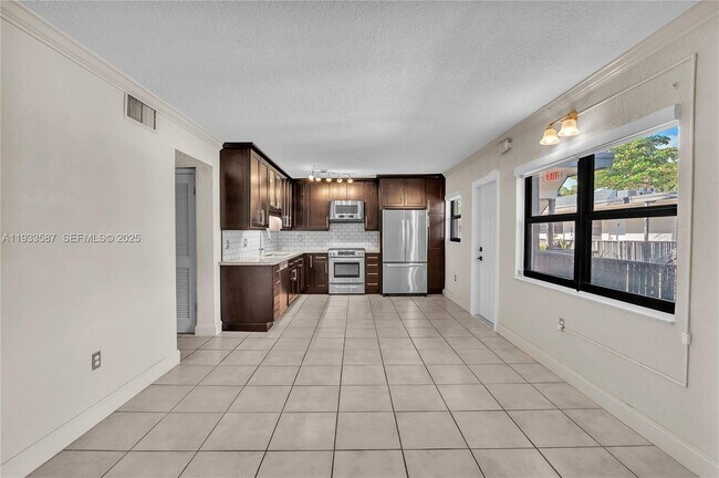 Foto del edificio - 3265 Virginia St