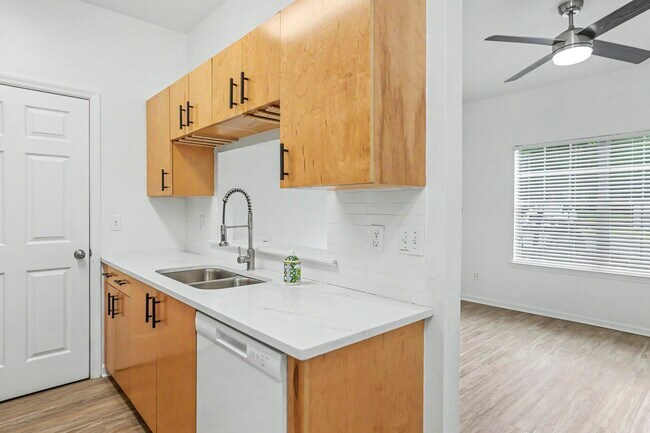 Building Photo - 2403 Hartsfield Road