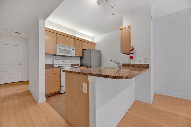 Building Photo - 616 E St NW