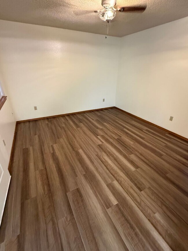 Building Photo - TRIPLE C - 913