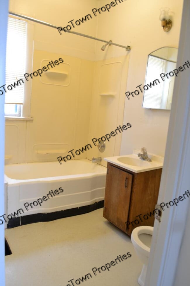 Building Photo - 411 Krakar Ave