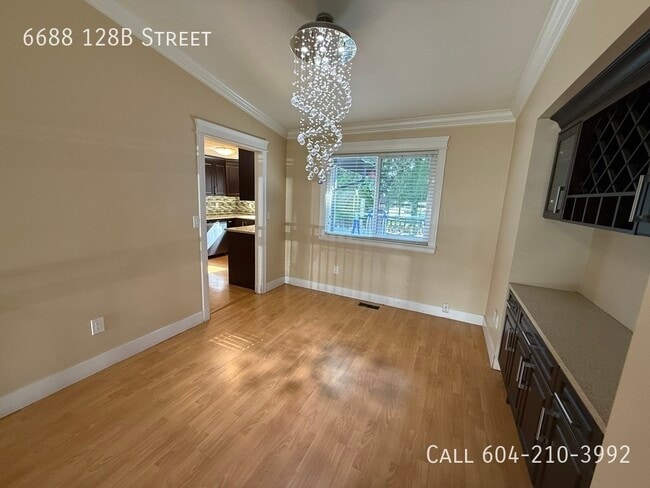Photo du bâtiment - Spacious Home with Private Yard