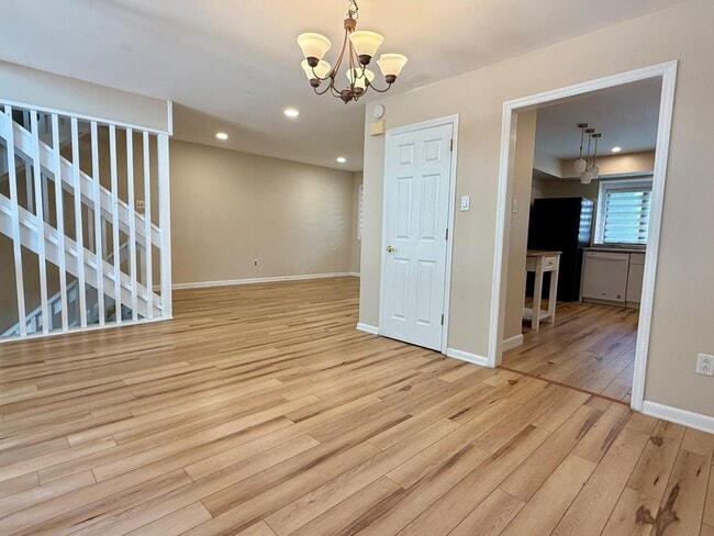 Building Photo - 5545 Doral Dr