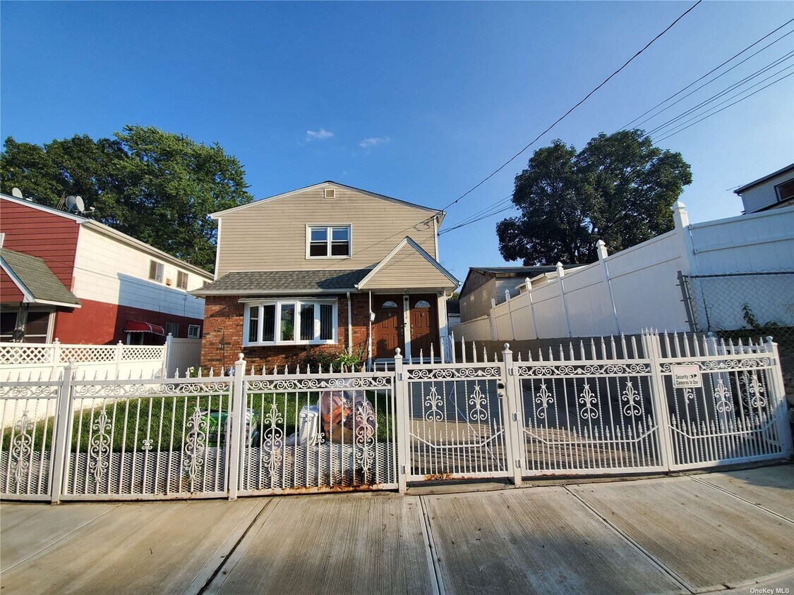 11012 153rd St Unit 2nd Fl, Queens, NY 11433 Room for Rent in Queens