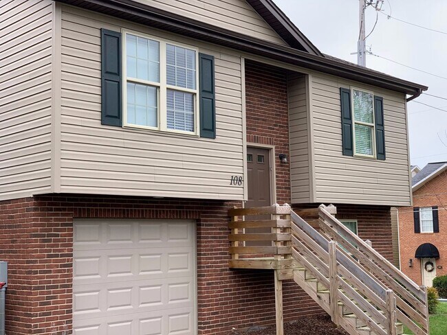 Building Photo - 2 Bedroom / 2 Bath Johnson City, TN 37604
