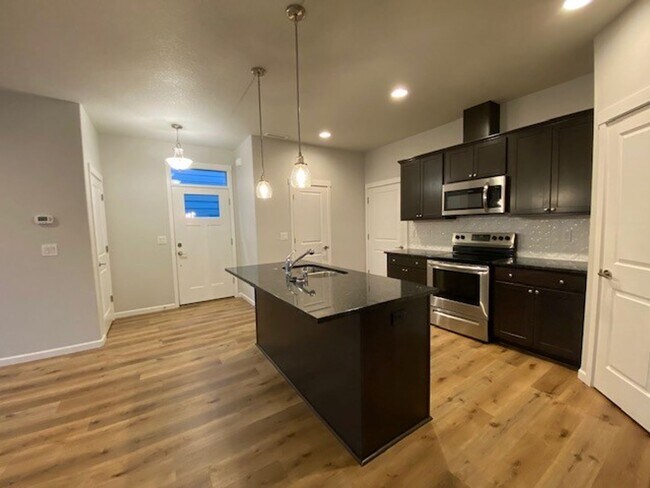 Foto del edificio - 3 Bedroom Beautiful Home Ready  For You!