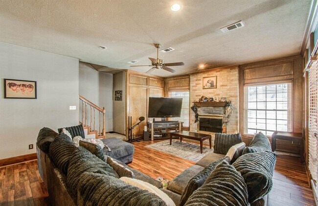 Building Photo - 18307 Forest Elms Dr