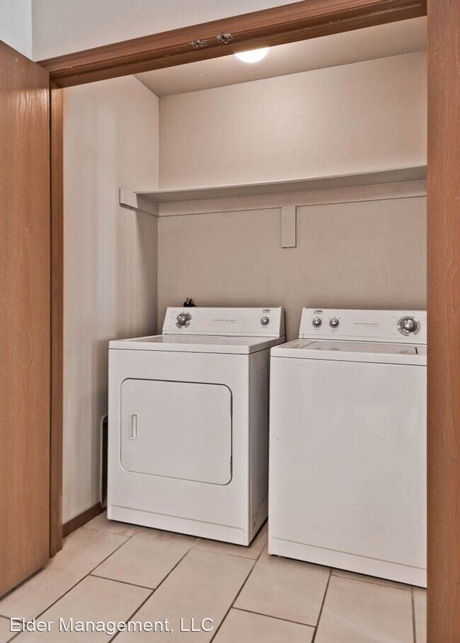 Foto del edificio - 2215 Hidden Lake St